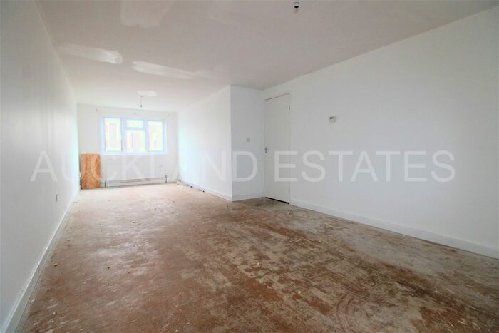 2 Bedroom Flat For Sale In Kimptons Close, Potters Bar, EN6