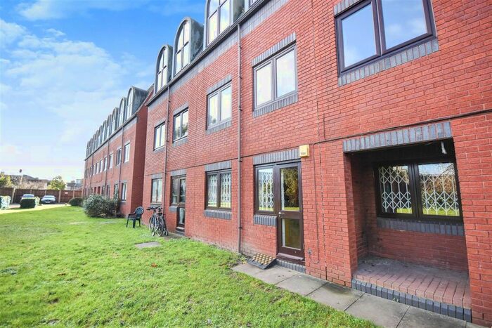 1 Bedroom Flat To Rent In Brook Road South, Brentford, TW8