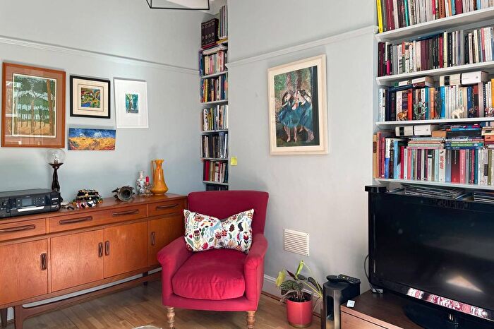 2 Bedroom Flat To Rent In Westville Road, Shepherd's Bush, London, W12