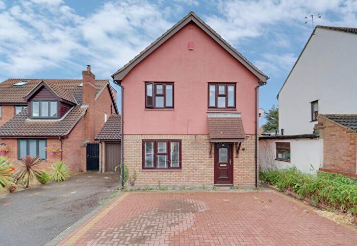 4 Bedroom Detached House For Sale In Findon Gardens, Rainham, RM13