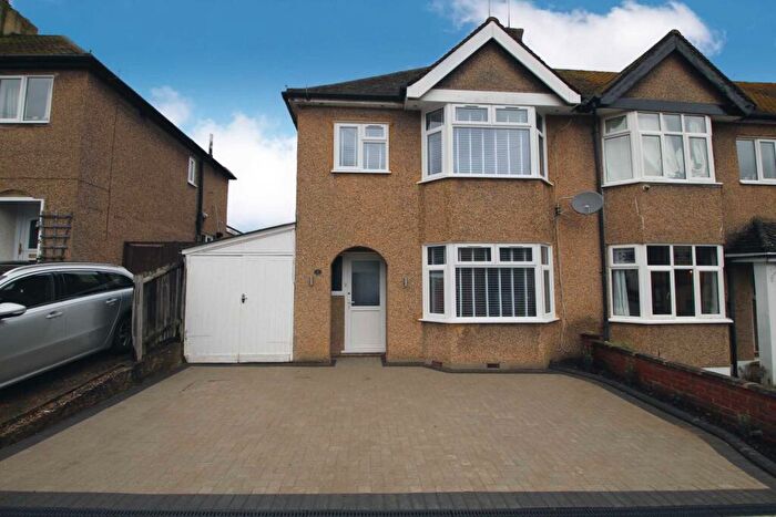 3 Bedroom Semi Detached House To Rent In Stratford Way, Hemel Hempstead, Hertfordshire, HP3