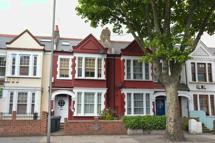 Studio To Rent In Cavendish Road, London, Uk, SW12