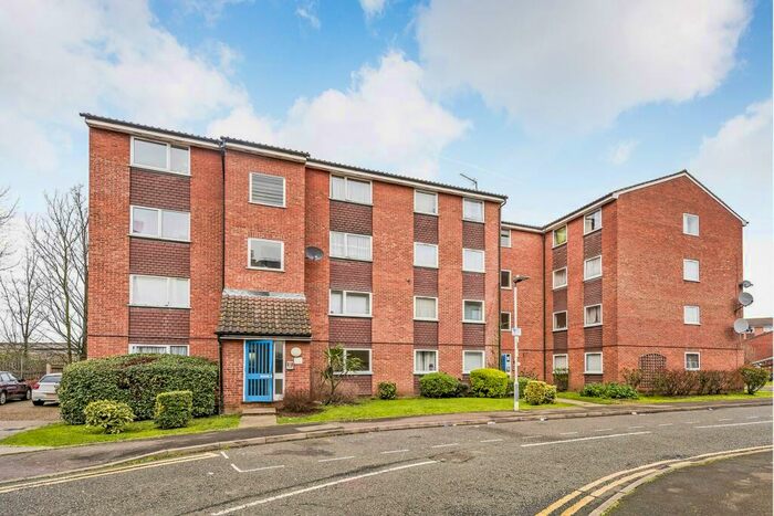 2 Bedroom Flat To Rent In Gaysham Hall, IG5