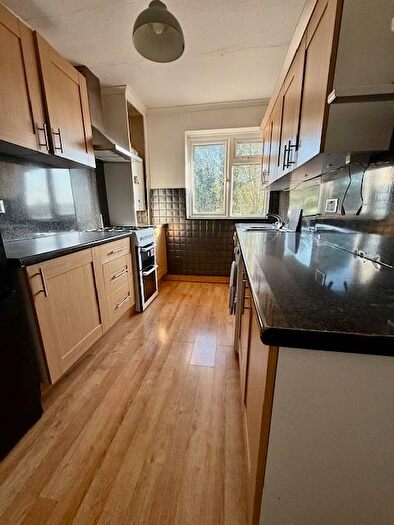 2 Bedroom Flat To Rent In Heathcote Drive, East Grinstead, RH19