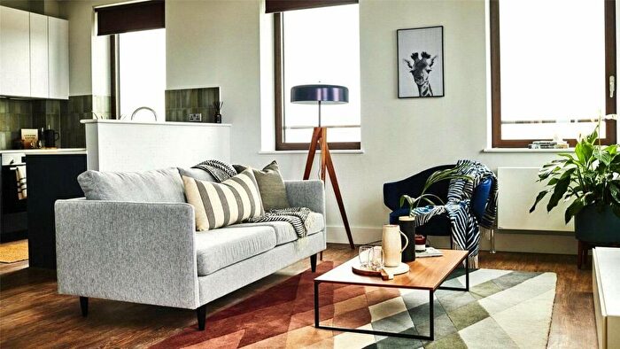 3 Bedroom Flat To Rent In Tooley Street, London, SE1