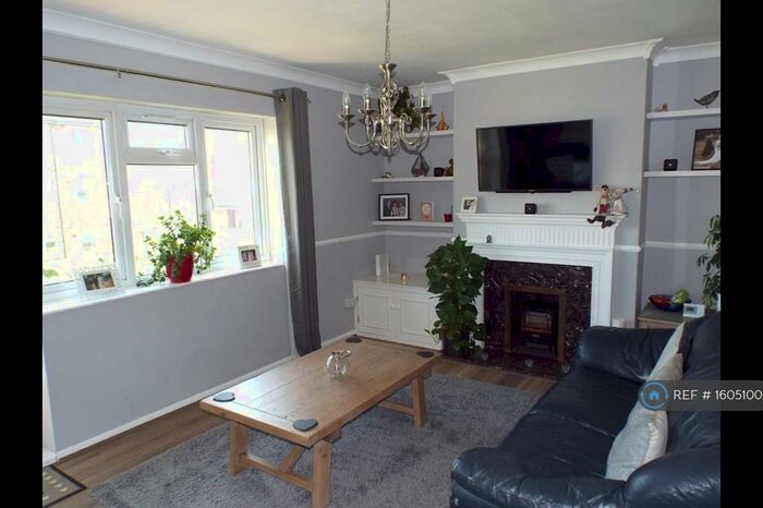 2 Bedroom Flat To Rent In Marlowe Gardens, Romford, RM3