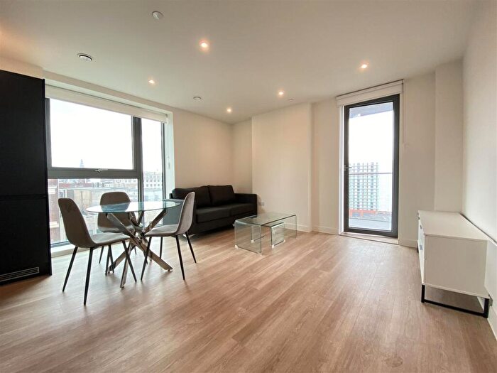 2 Bedroom Apartment To Rent In Exchange Point, Embankment West, New Kings Head Yard, Salford, M3