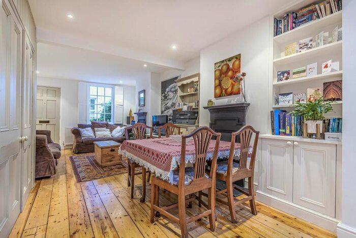 2 Bedroom Cottage To Rent In Lancaster Park, Richmond, TW10