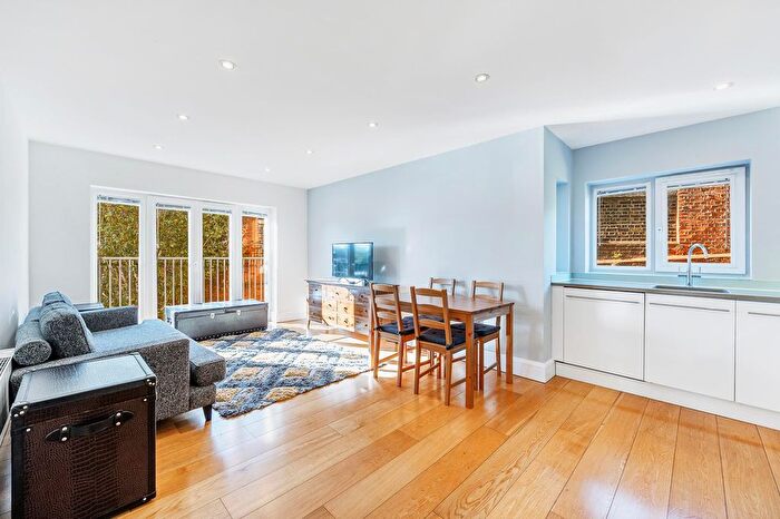 2 Bedroom Flat To Rent In Lancaster Court, Grove Park Mews, Chiswick, London, W4