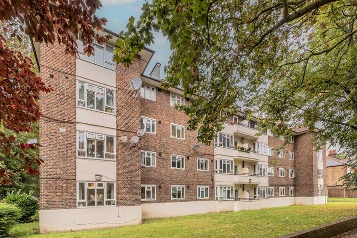 2 Bedroom Flat To Rent In Oaklands Estate, London, SW4
