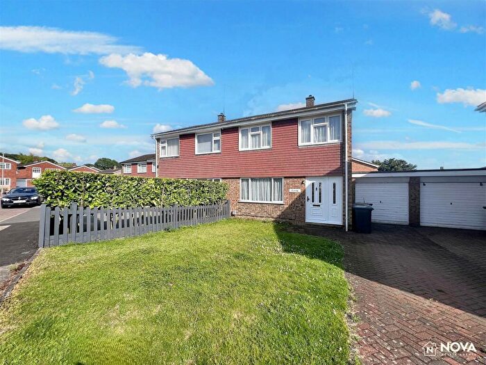 3 Bedroom Semi-Detached House To Rent In Benson Close, Luton, LU3