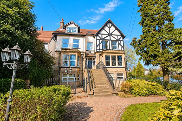 2 Bedroom Flat To Rent In Park Lane, Roundhay, LS8