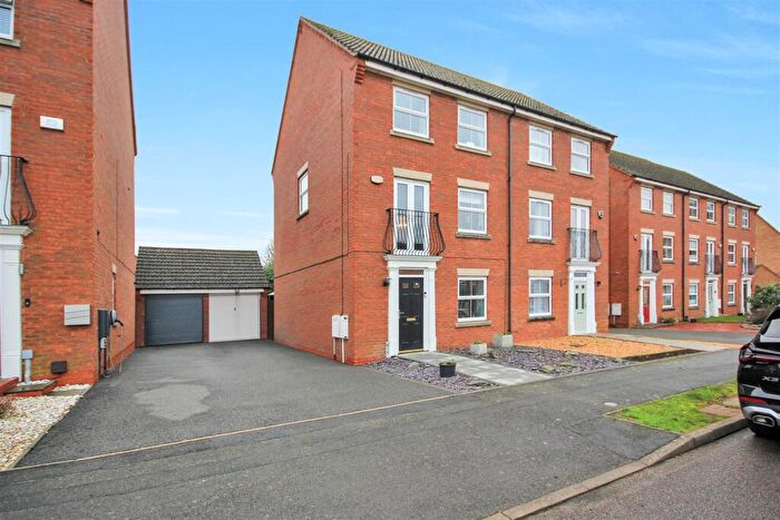 4 Bedroom Town House For Sale In Sunningdale Drive, Rushden, NN10