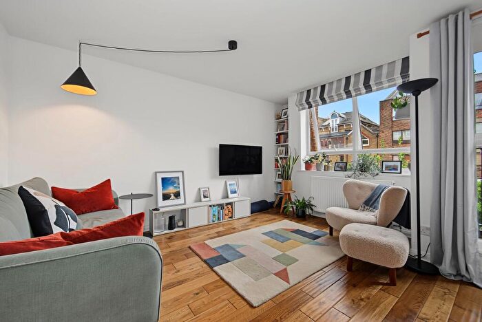 2 Bedroom Maisonette For Sale In Kelvin Road, London, N5
