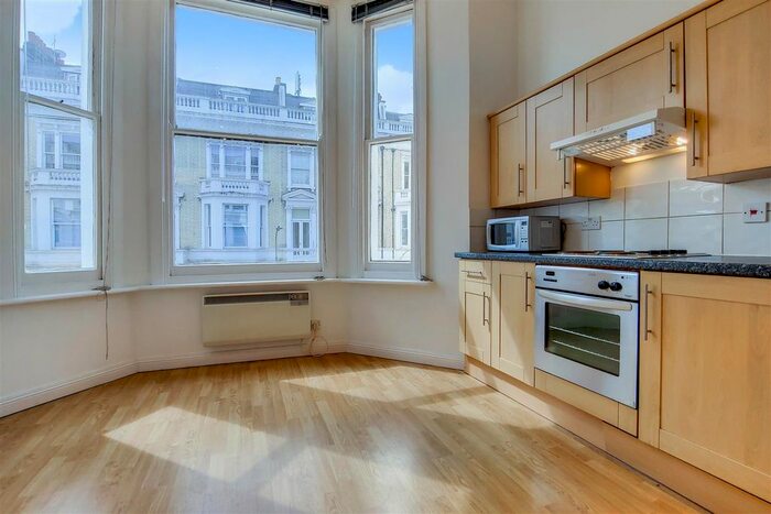 2 Bedroom Flat To Rent In Castletown Road, West Kensington, W14