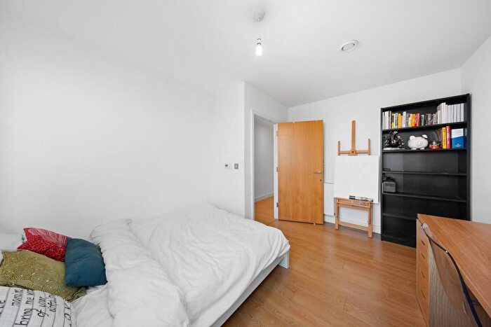 2 Bedroom Flat To Rent In Dower Court, Bermondsey, London, SE16