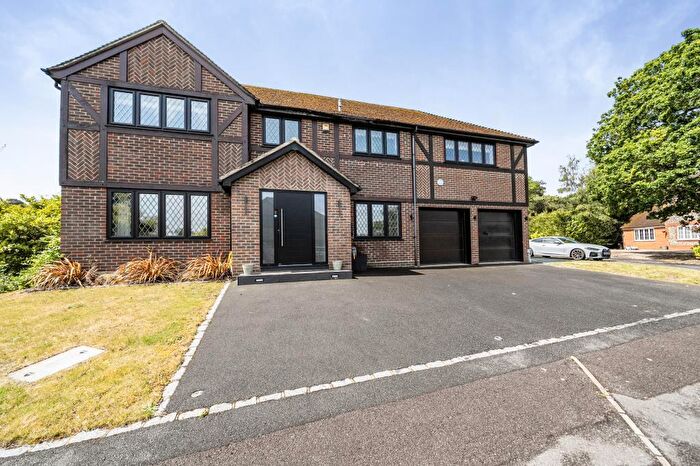 6 Bedroom Detached House For Sale In Lightwater, Surrey, GU18