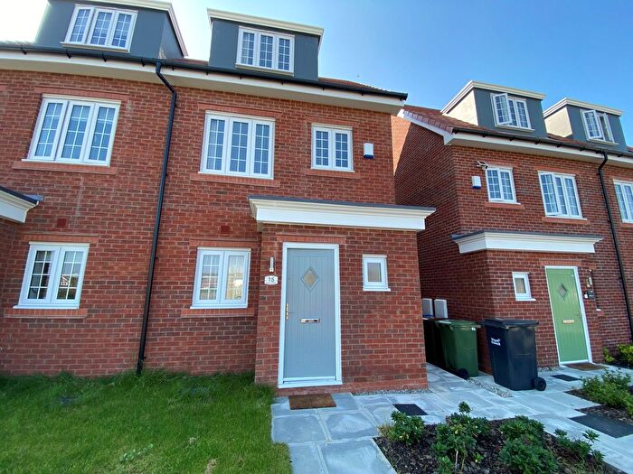 3 Bedroom Town House To Rent In Laurel Green Close, Manchester, M28