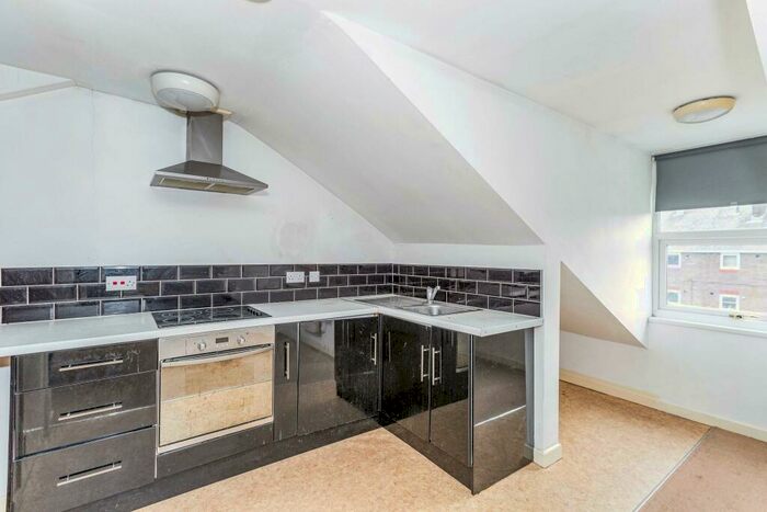 Studio To Rent In London Road, Neath, SA11