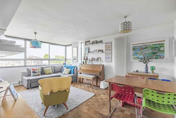 2 Bedroom Flat For Sale In Lower Mortlake Road, Richmond, TW9