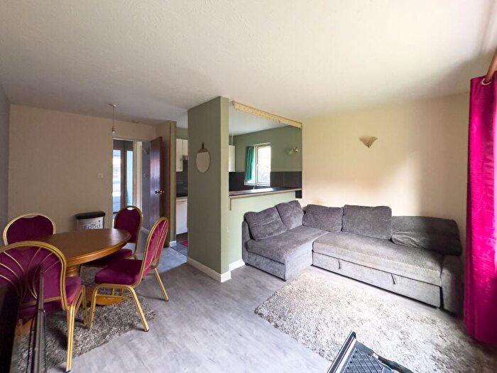 1 Bedroom Flat To Rent In Pavilion Way, Edgware, HA8