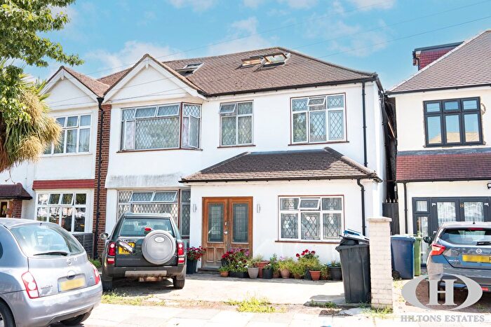 6 Bedroom Semi-Detached House For Sale In Shaftesbury Avenue, Southall, UB2