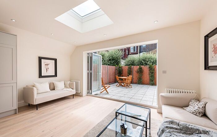 2 Bedroom Flat For Sale In Mallinson Road, SW11