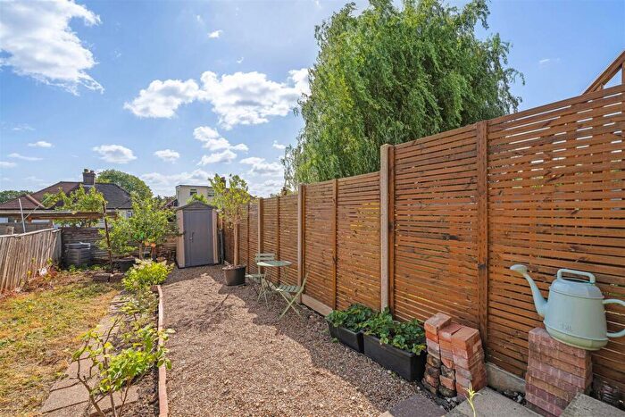 2 Bedroom Flat For Sale In Queen Mary Road, London, SE19