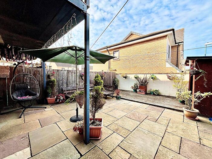 2 Bedroom Flat To Rent In Wanti Terrace, Chigwell, IG7