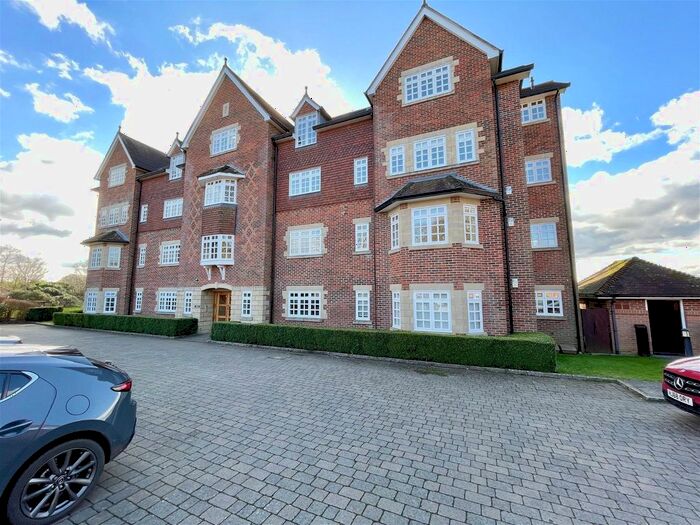 2 Bedroom Flat For Sale In Enborne Lodge Lane, Enborne, Newbury, RG14