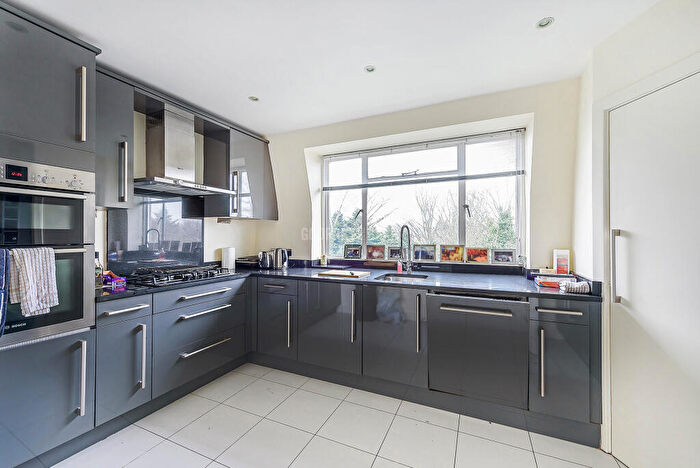 2 Bedroom Apartment To Rent In Lyttelton Road, Hampstead Garden Subrub, N2