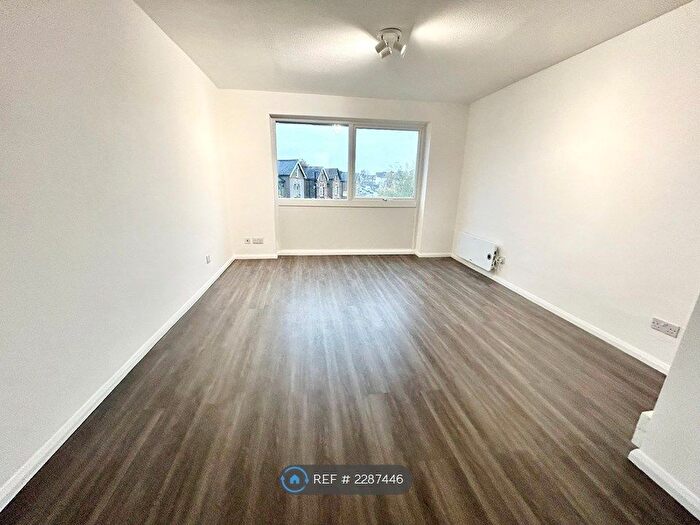 1 Bedroom Flat To Rent In Becton Court, London, SE25