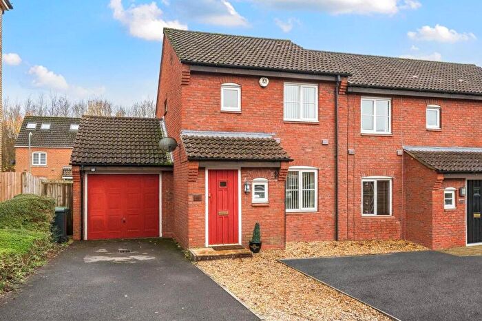 3 Bedroom End Of Terrace House For Sale In Breadels Field, Basingstoke, RG22