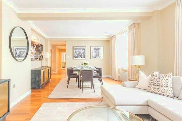 3 Bedroom Flat To Rent In Hill Street, Mayfair, London, W1J