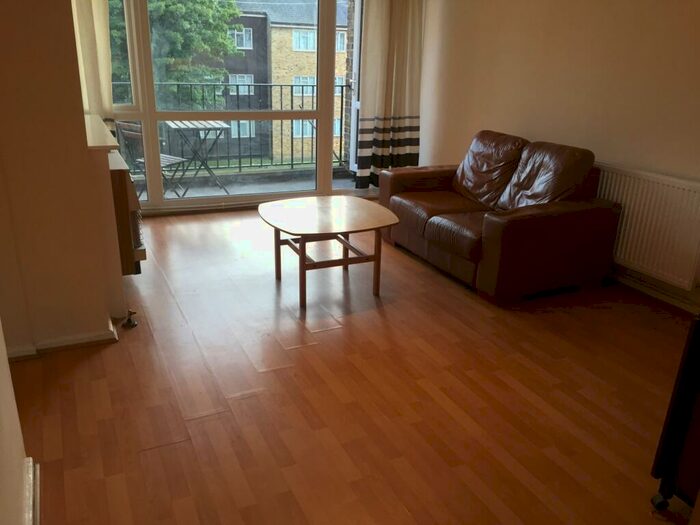 3 Bedroom Flat To Rent In Hillingdon Street, Elephant And Castle, London, SE17