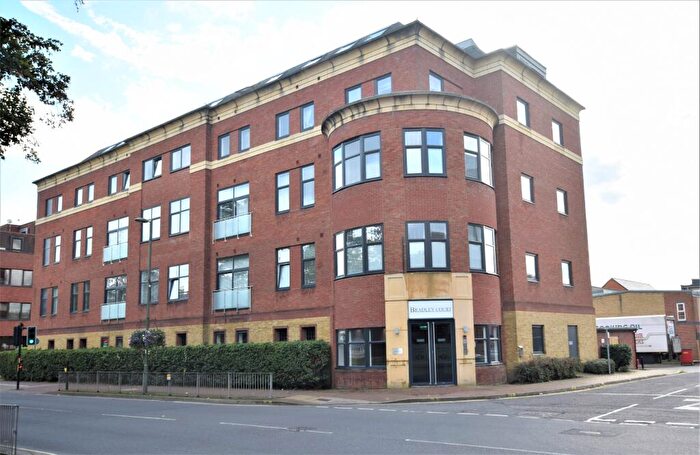 2 Bedroom Flat To Rent In Knoll Road, Camberley, Surrey, GU15