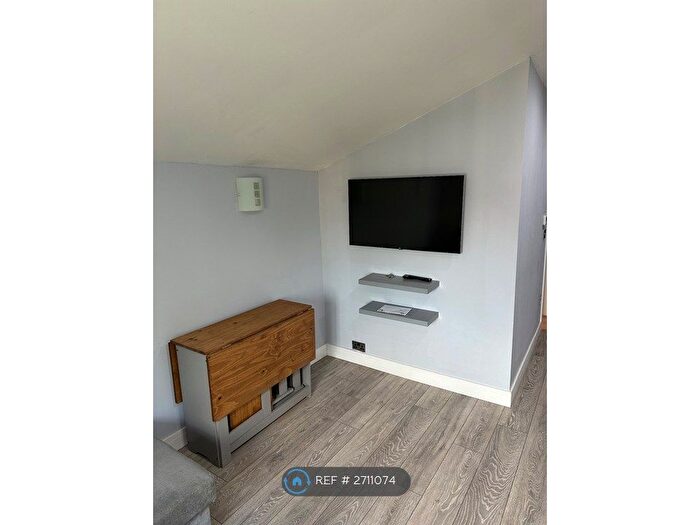 2 Bedroom Flat To Rent In Salcott Road, London, SW11