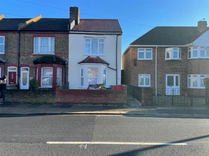 4 Bedroom End Of Terrace House To Rent In Vicarage Farm Road, Hounslow TW3