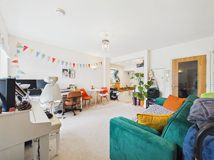 1 Bedroom Flat To Rent In A High Street, Bromley, Kent, BR1