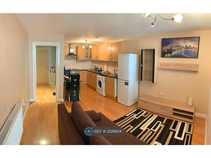 2 Bedroom Flat To Rent In Ivory Court, London, E9