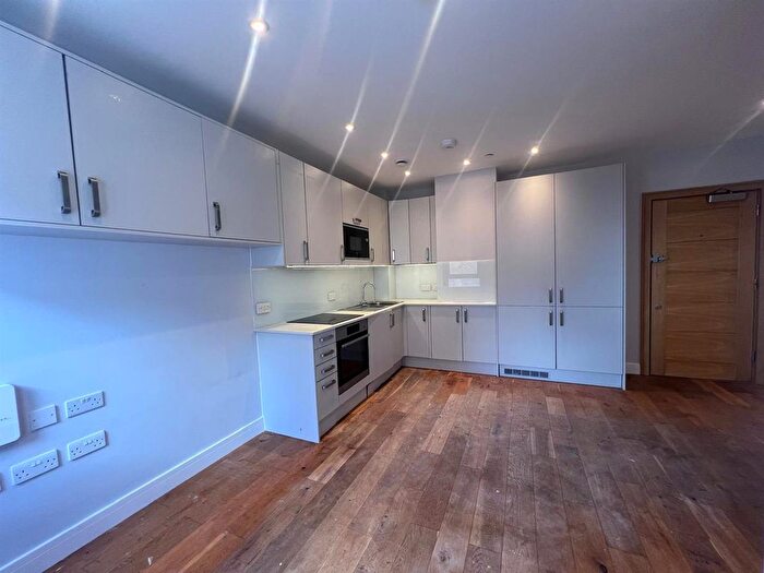 1 Bedroom Flat To Rent In High Street, Feltham, TW13