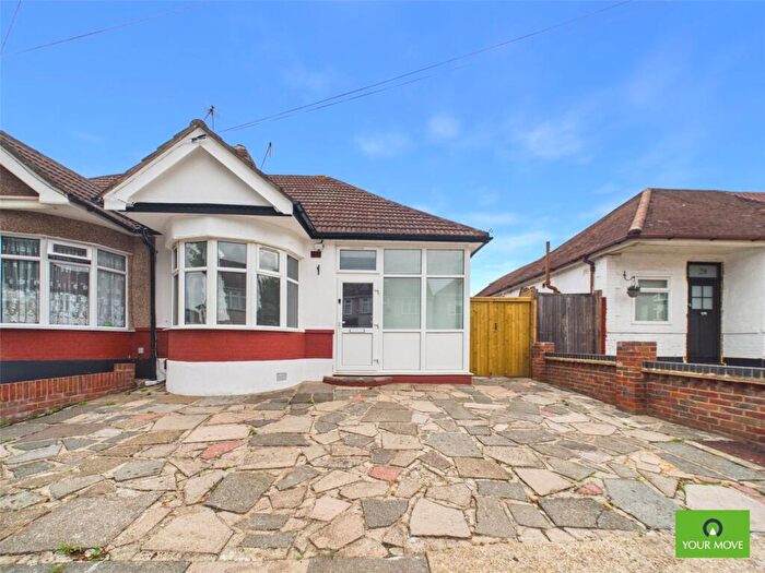 2 Bedroom Bungalow For Sale In Clarence Avenue, Upminster, RM14