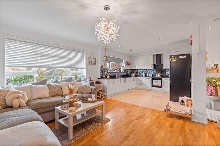 2 Bedroom Flat For Sale In Churchill Road, Smallfield, RH6