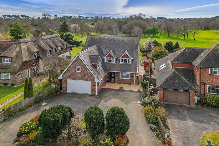 4 Bedroom Detached House For Sale In The Thatchway, Angmering, BN16