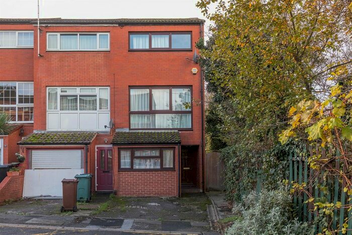 3 Bedroom Property To Rent In Stow Crescent, London, E17