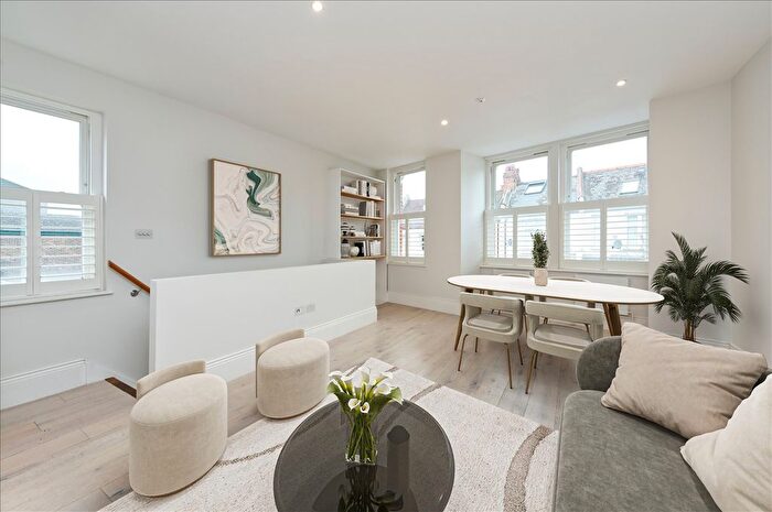 2 Bedroom Flat For Sale In Willow Vale, Shepherd's Bush, W12