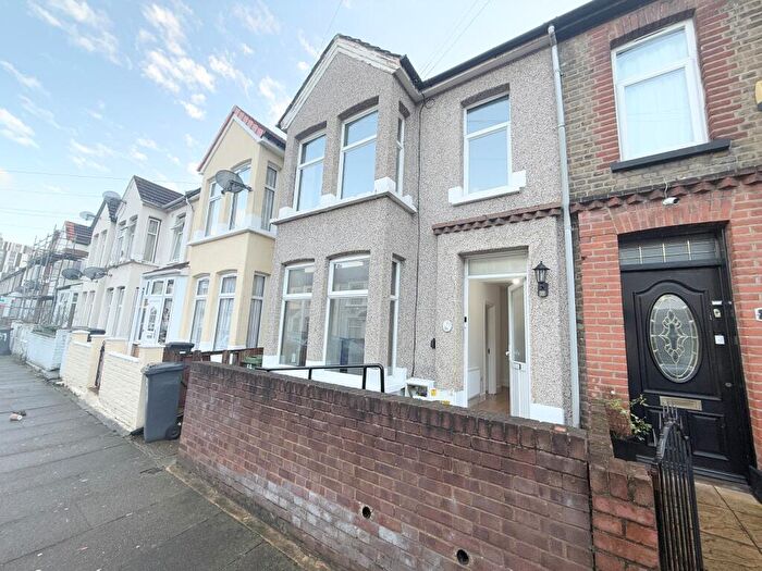 3 Bedroom House To Rent In Harpour Road, Barking, ., IG11