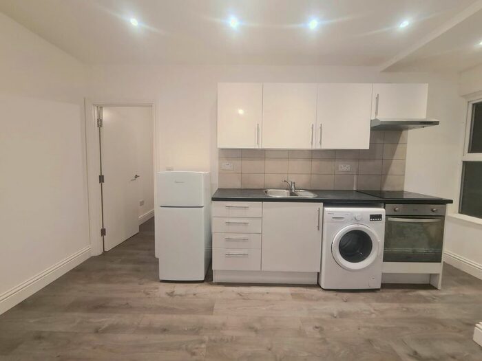 2 Bedroom Flat To Rent In Main Road, Chelmsford, CM1