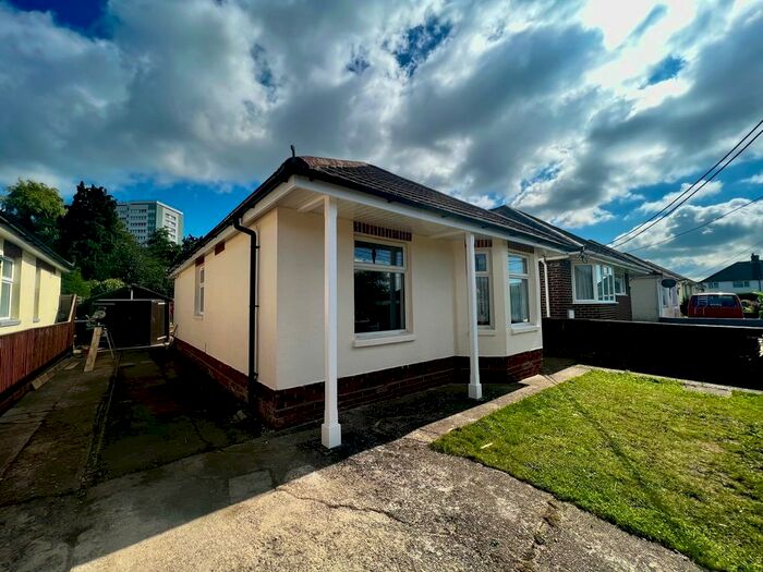 2 Bedroom Bungalow To Rent In Coates Road, Southampton, SO19