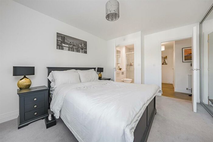 2 Bedroom Flat For Sale In Garrett Crescent, Ottershaw, KT16